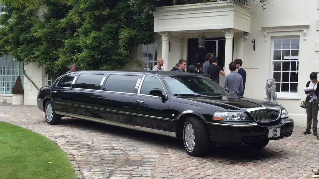 LA Limo Service vs. Rideshare: Which Makes Sense for Your Event?